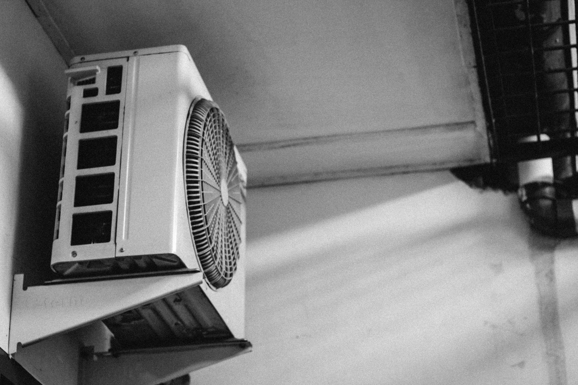 una fotografía en blanco y negro de un aire acondicionado de pared